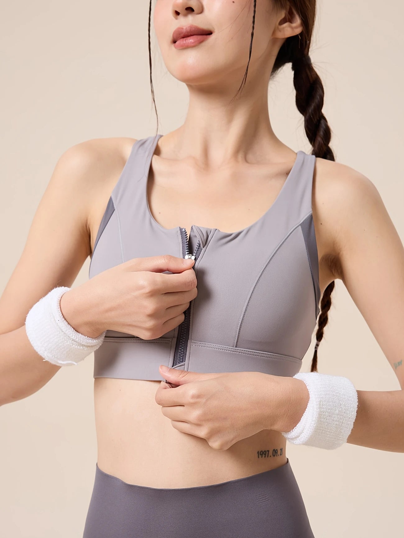 フロントジッパースポーツブラ