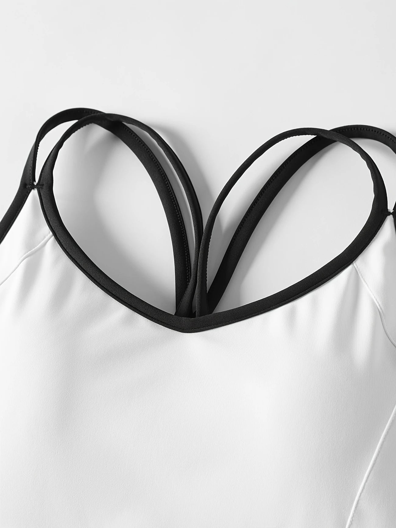 バックデザインスポーツブラ