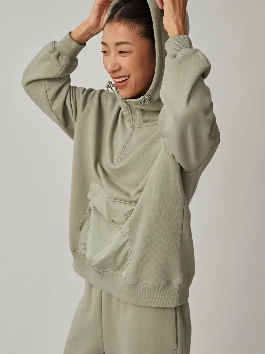 ユーティリティハーフジップフーディ