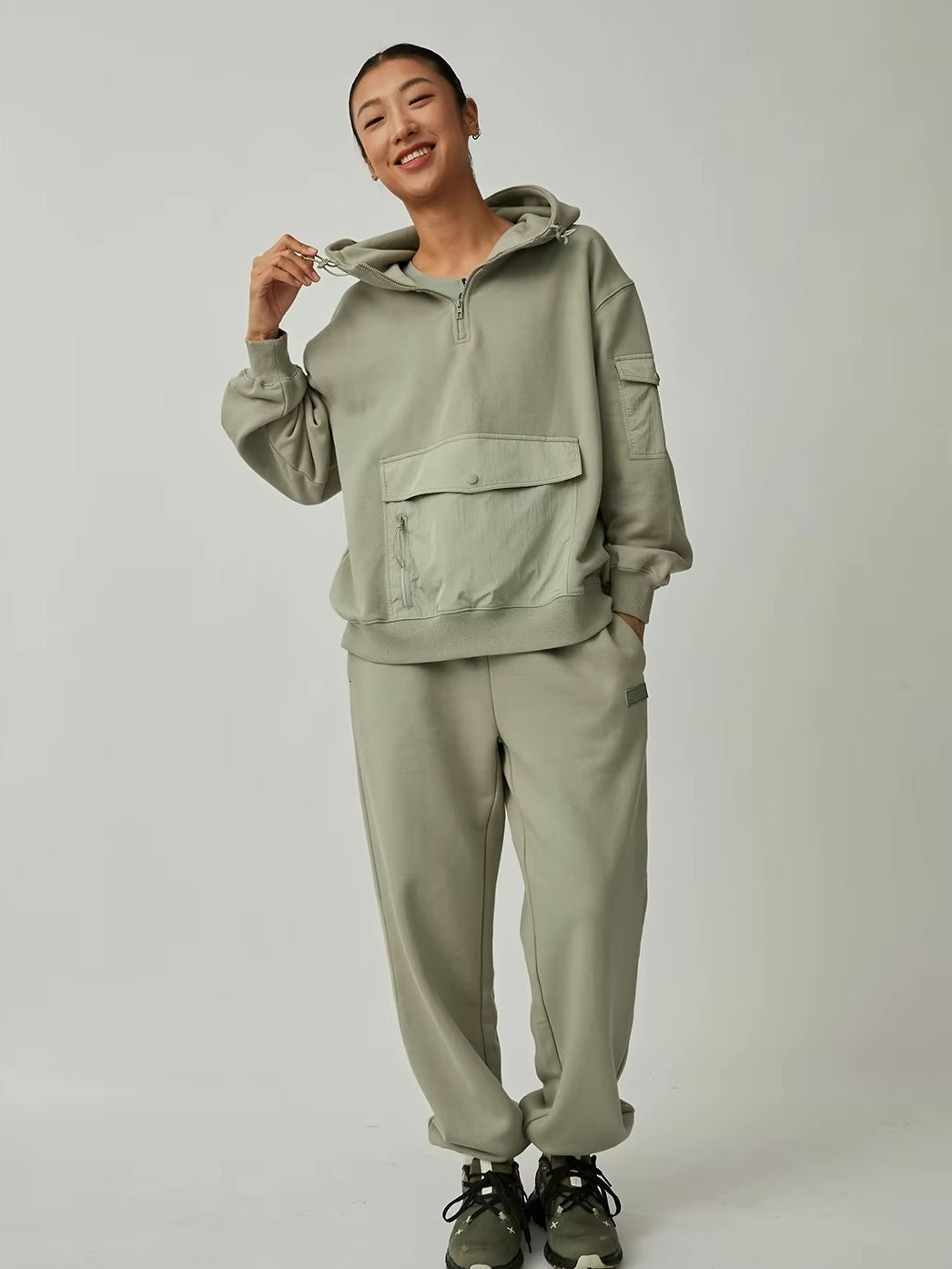 ユーティリティハーフジップフーディ