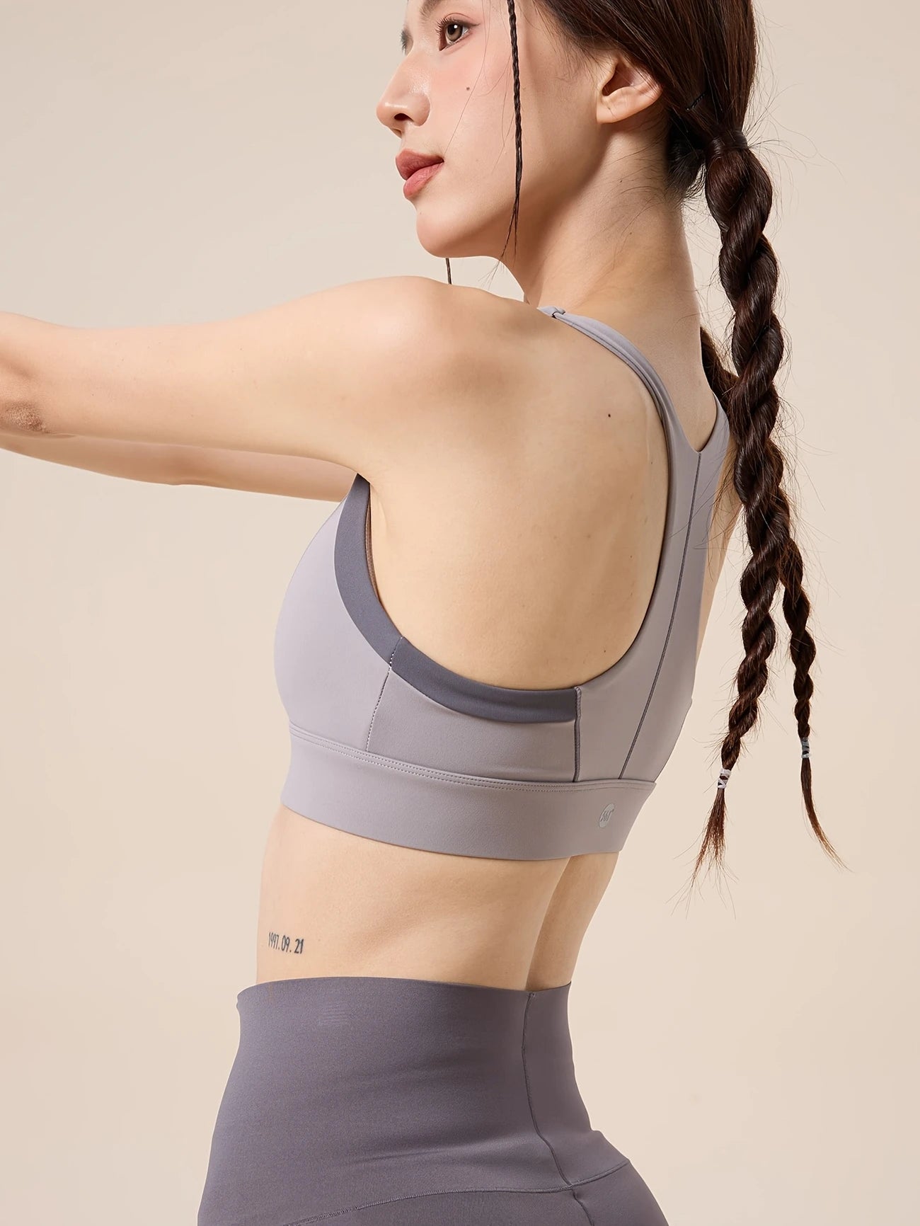 フロントジッパースポーツブラ