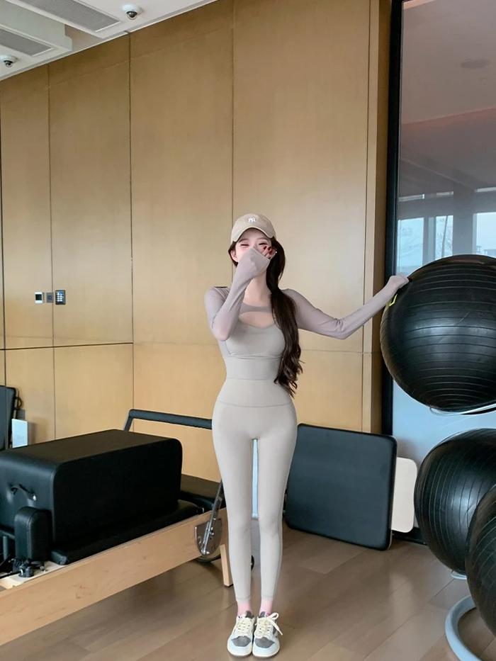 シアーバックスタイルトップス