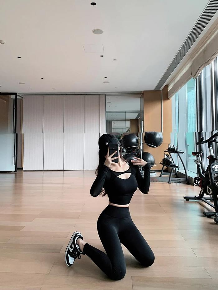 シアーバックスタイルトップス